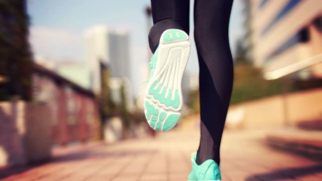 ランニング中の女の人の足元