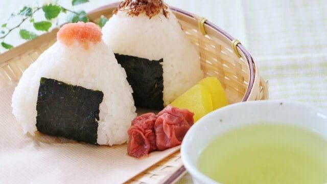 おにぎりと緑茶