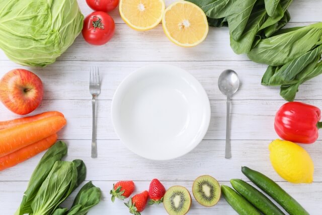 皿の周りに野菜と果物